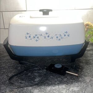 West Bend 1980’s Vintage Blue and White Electric Skillet with lid. Teflon